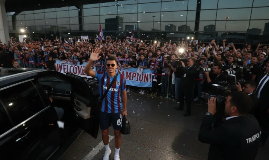Mısırlı Yıldız Salah Bordo-Mavi Renkler İçin Türkiye’de